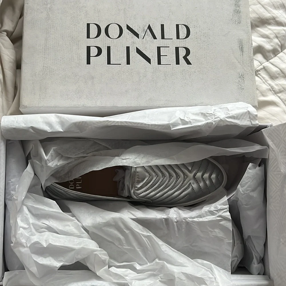 NIB Donald Pliner Pammy Women's Metallic Silver Quilted Slip-on Sneaker
